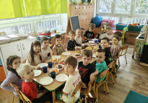 Dzieci na przyjęciu urodzinowym