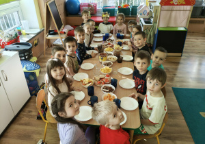 Dzieci na przyjęciu urodzinowym