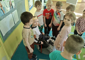 Dzieci składają życzenia jubilatowi