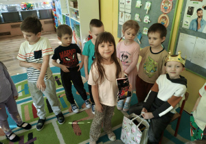 Dzieci składają życzenia jubilatowi