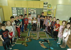 Dzieci pozują do zdjęcia z jubilatem