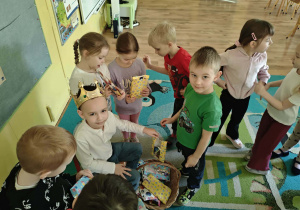 Dzieci składają życzenia jubilatowi