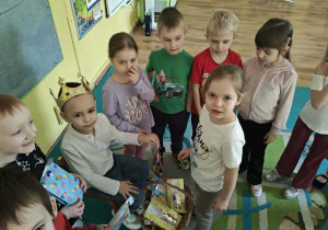 Dzieci składają życzenia jubilatowi