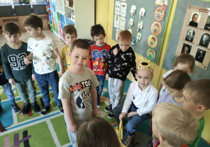 Dzieci składają życzenia jubilatowi