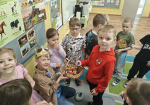 Dzieci składają życzenia jubilatowi