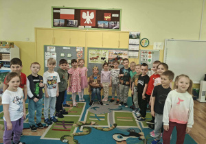 Dzieci pozują z jubilatem