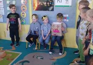 Dzieci śpiewają jubilatom sto lat