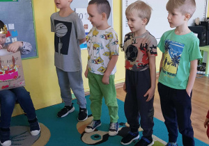 Dzieci śpiewają jubilatom sto lat