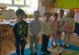 Dzieci śpiewają jubilatom sto lat