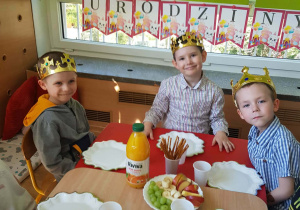 Przyjęcie urodzinowe trzech chłopców