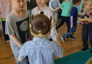 .Dzieci tańczą do swoich ulubionych przebojów