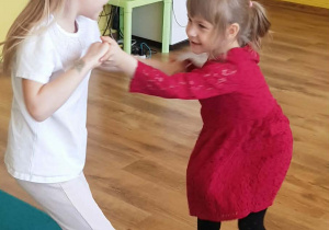 .Dzieci tańczą do swoich ulubionych przebojów