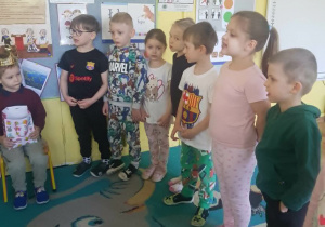 Dzieci śpiewają sto lat