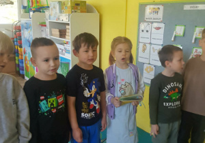Dzieci śpiewają sto lat