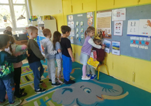 Dzieci składają chłopcy życzenia urodzinowe