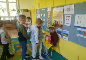 Dzieci składają chłopcy życzenia urodzinowe