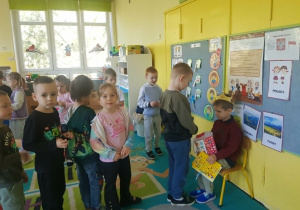 Dzieci składają chłopcy życzenia urodzinowe