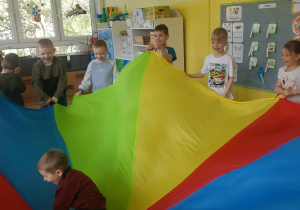Chłopiec -jubilat na chuście animacyjnej.. Zabawy z chustą