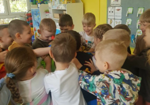 Chłopiec schowany w chuście animacyjnej-kwiat lotosu