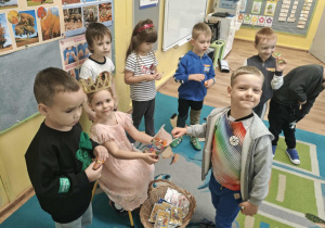 Dzieci składają życzenia jubilatce