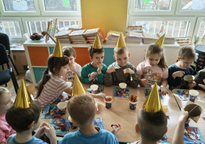 Dzieci na przyjęciu urodzinowym