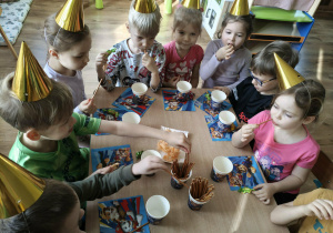 Dzieci na przyjęciu urodzinowym