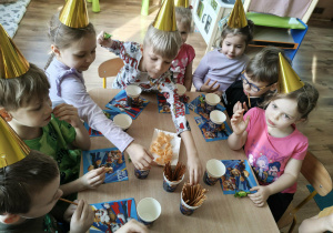 Dzieci na przyjęciu urodzinowym