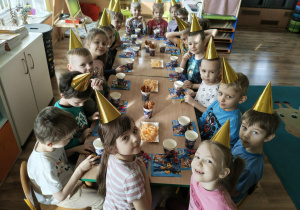 Dzieci na przyjęciu urodzinowym