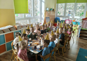 Dzieci na przyjęciu urodzinowym