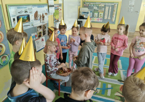 Dzieci składają zyczenia jubilatowi