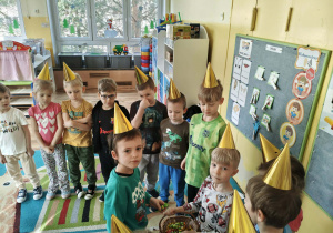 Dzieci składają życzenia jubilatowi