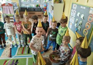 Dzieci składają życzenia jubilatowi