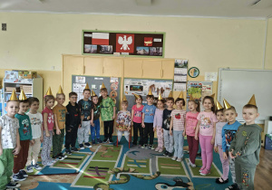 Dzieci pozują do zdjęcia z jubilatem