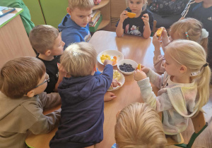 Dzieci degustują owoce przyniesione z domu