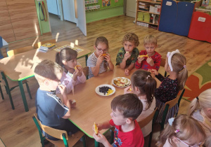Dzieci degustują owoce przyniesione z domu