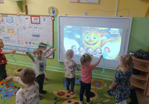 Dzieci poruszają się w rytm muzyki