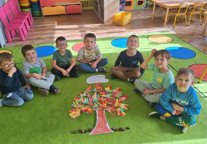Dzieci z gr 2 prezentują swoje drzewo