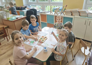 Dzieci malują farbami drzewo