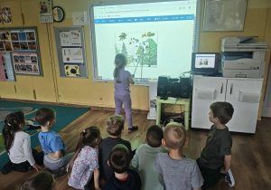Dziewczynka wykonuje zadanie na tablicy multimedialnej