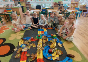 Dzieci z gr 4 prezentują drzewo zrobione z plastikowych elementów