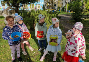 Dzieci prezentują dary jesieni znalezione w ogródku