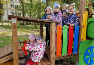 Dzieci bawią się na nowym urządzeniu terenowym