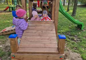 Dzieci bawią się na nowym urządzeniu terenowym