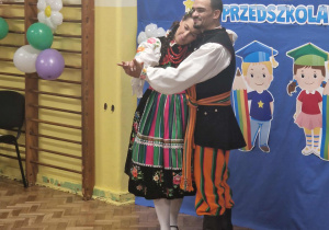 Tancerze w ławickich strojach tańczą