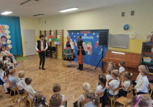 Pan przedstawia dzieciom tancerzy