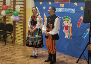 Tancerze prezenują swoje stroje łowickie