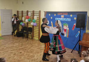 Tancerze w ławickich strojach tańczą