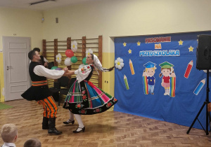 Tancerze w ławickich strojach tańczą