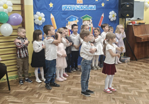 Dzieci prezentują swoje umiejętności taneczne
