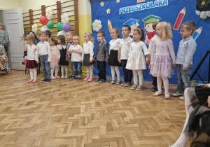 Dzieci przygotowują się do występu